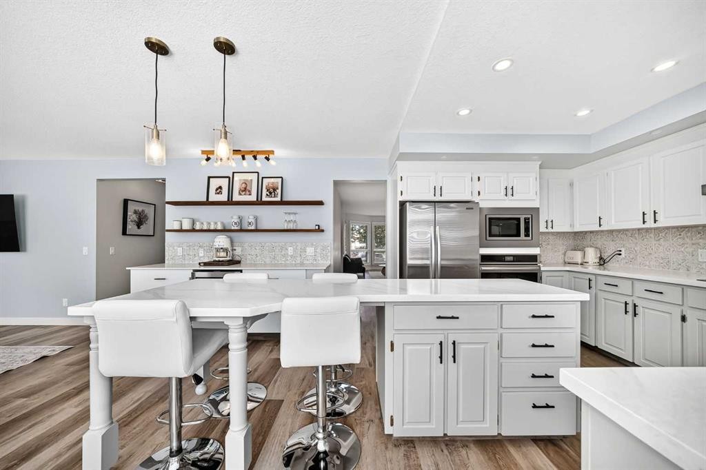 47 Canterbury Court Sw, Calgary, AB - Indoor Photo Showing Kitchen With Upgraded Kitchen
