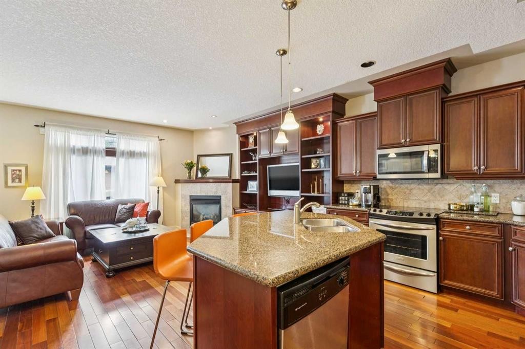 446 18 Avenue Ne, Calgary, AB - Indoor With Fireplace