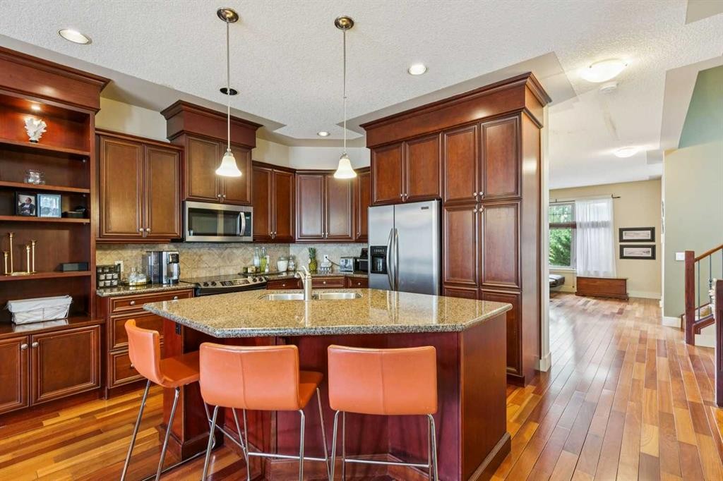 446 18 Avenue Ne, Calgary, AB - Indoor Photo Showing Kitchen With Double Sink