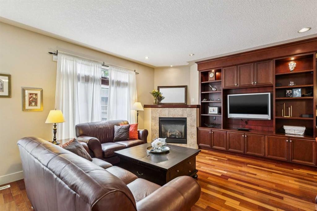 446 18 Avenue Ne, Calgary, AB - Indoor Photo Showing Living Room With Fireplace
