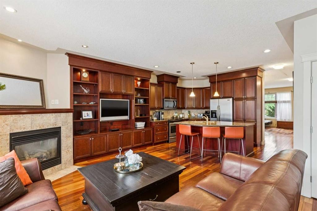 446 18 Avenue Ne, Calgary, AB - Indoor Photo Showing Living Room With Fireplace