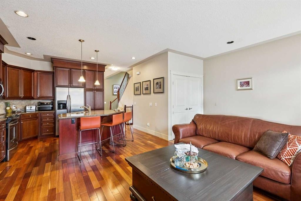 446 18 Avenue Ne, Calgary, AB - Indoor
