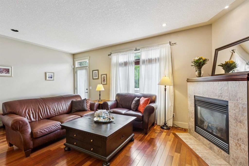 446 18 Avenue Ne, Calgary, AB - Indoor Photo Showing Living Room With Fireplace