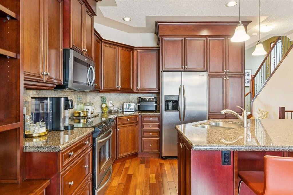 446 18 Avenue Ne, Calgary, AB - Indoor Photo Showing Kitchen