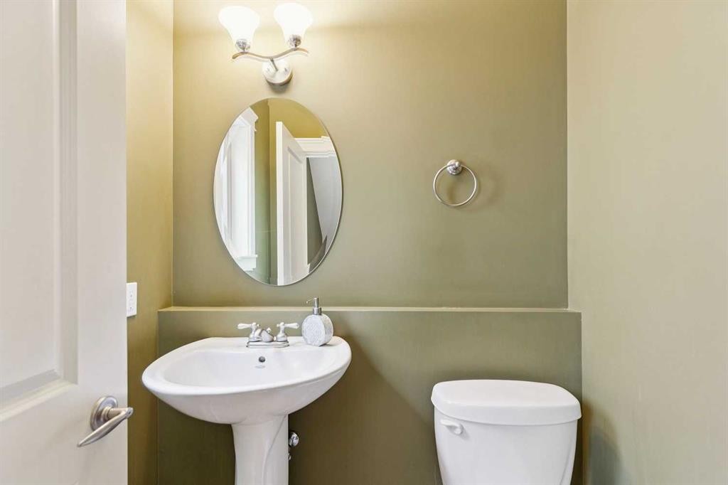 446 18 Avenue Ne, Calgary, AB - Indoor Photo Showing Bathroom