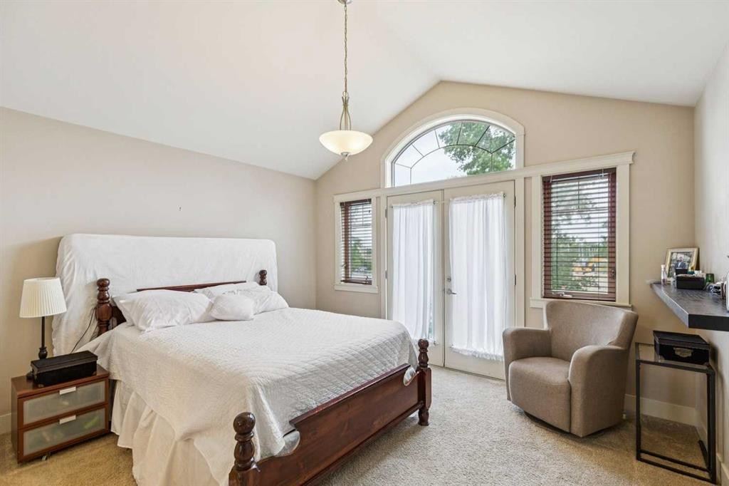 446 18 Avenue Ne, Calgary, AB - Indoor Photo Showing Bedroom