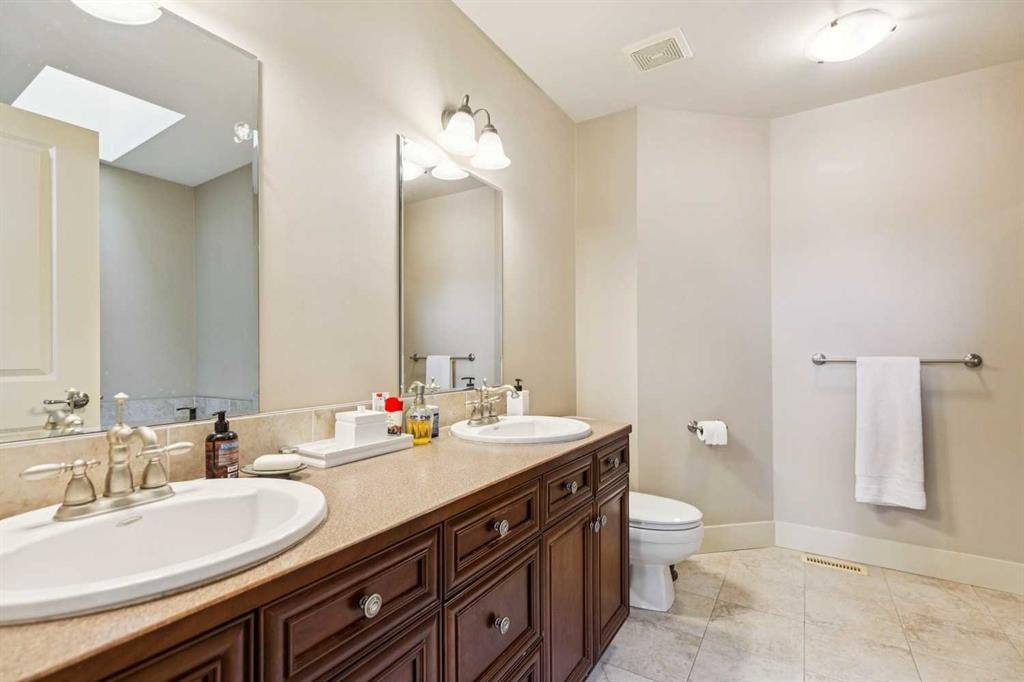 446 18 Avenue Ne, Calgary, AB - Indoor Photo Showing Bathroom