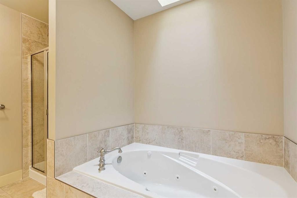 446 18 Avenue Ne, Calgary, AB - Indoor Photo Showing Bathroom