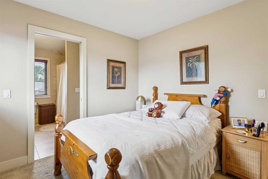 446 18 Avenue Ne, Calgary, AB - Indoor Photo Showing Bedroom
