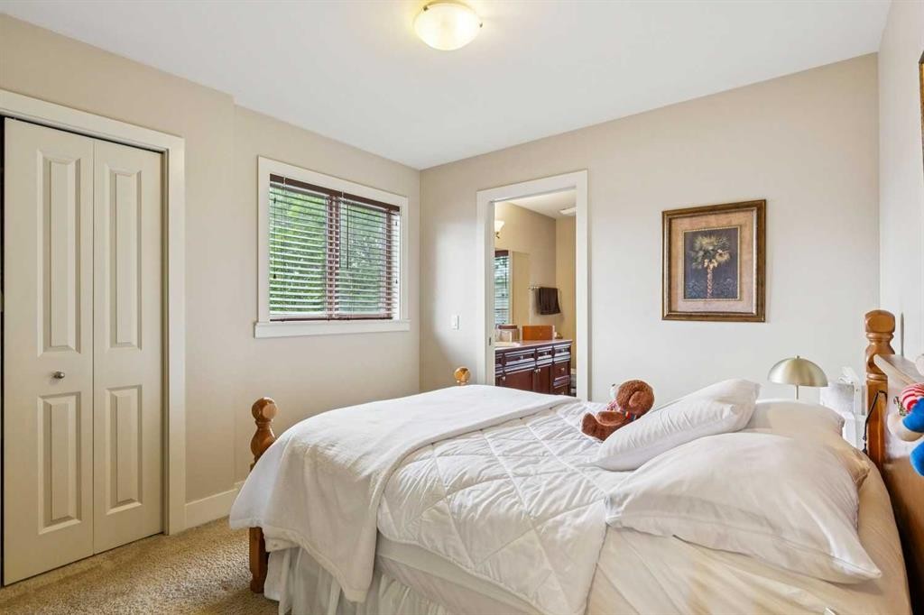 446 18 Avenue Ne, Calgary, AB - Indoor Photo Showing Bedroom
