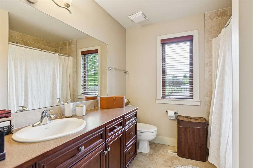 446 18 Avenue Ne, Calgary, AB - Indoor Photo Showing Bathroom