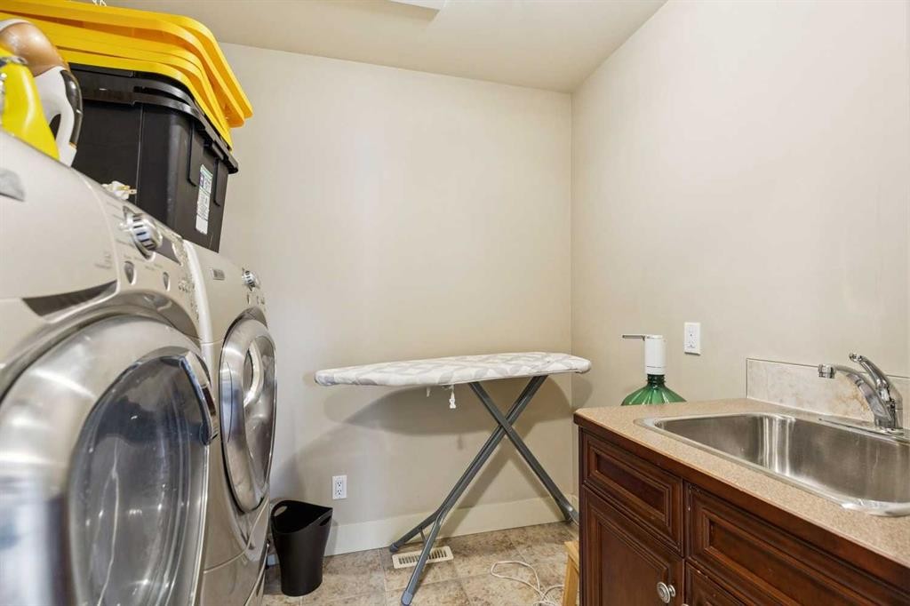 446 18 Avenue Ne, Calgary, AB - Indoor Photo Showing Laundry Room