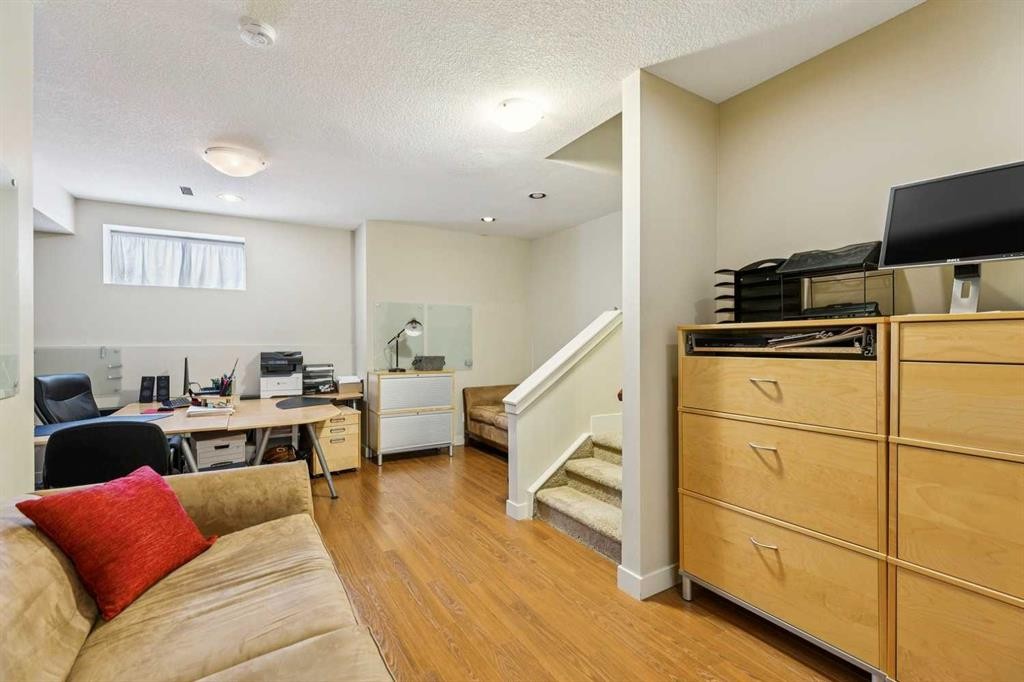 446 18 Avenue Ne, Calgary, AB - Indoor