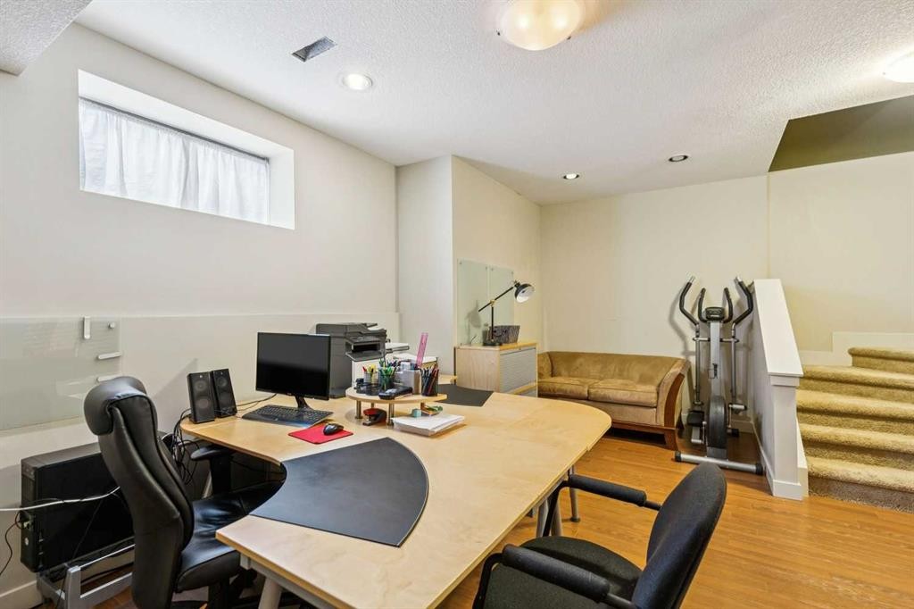 446 18 Avenue Ne, Calgary, AB - Indoor Photo Showing Office