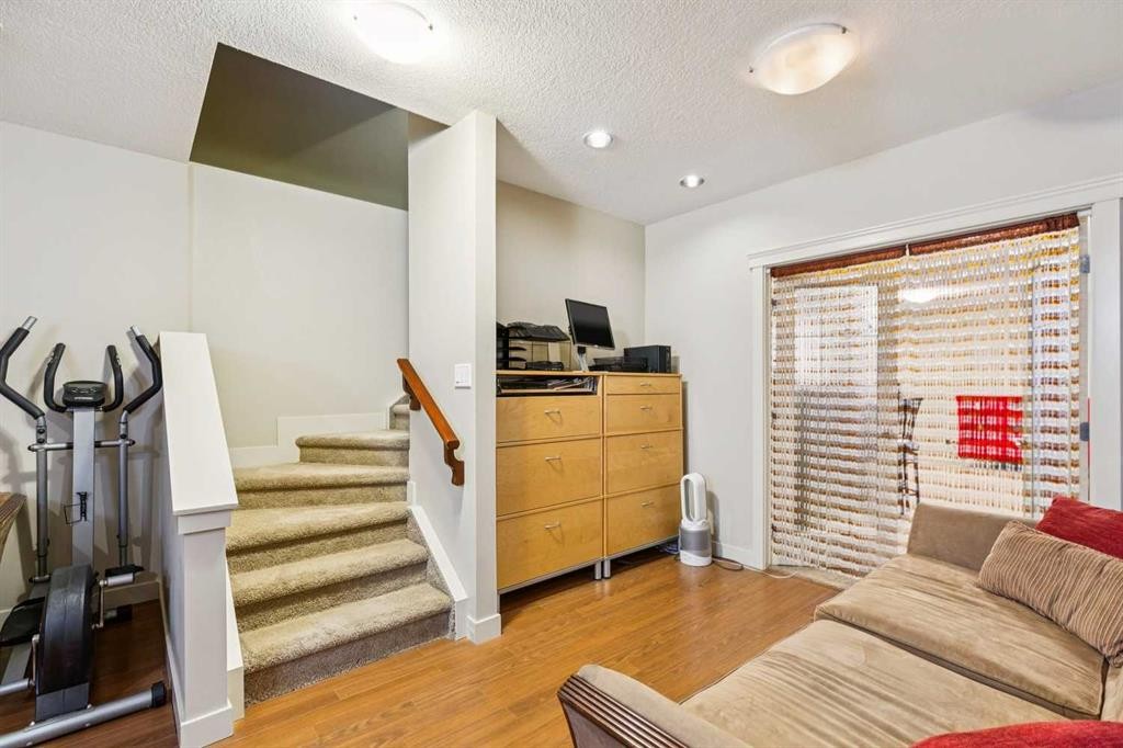 446 18 Avenue Ne, Calgary, AB - Indoor