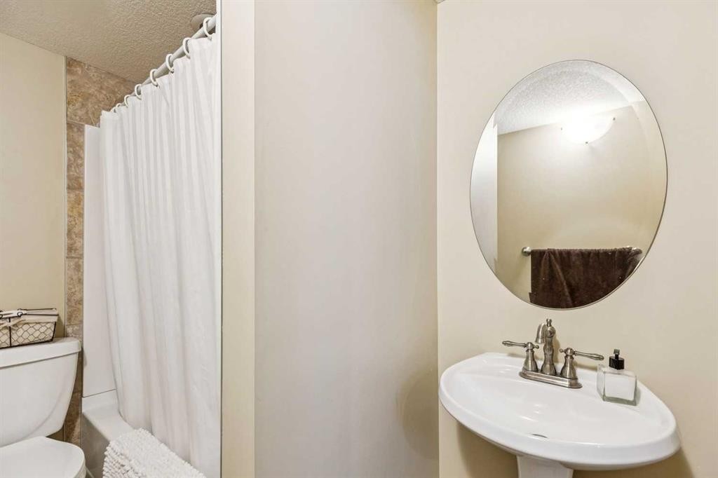446 18 Avenue Ne, Calgary, AB - Indoor Photo Showing Bathroom