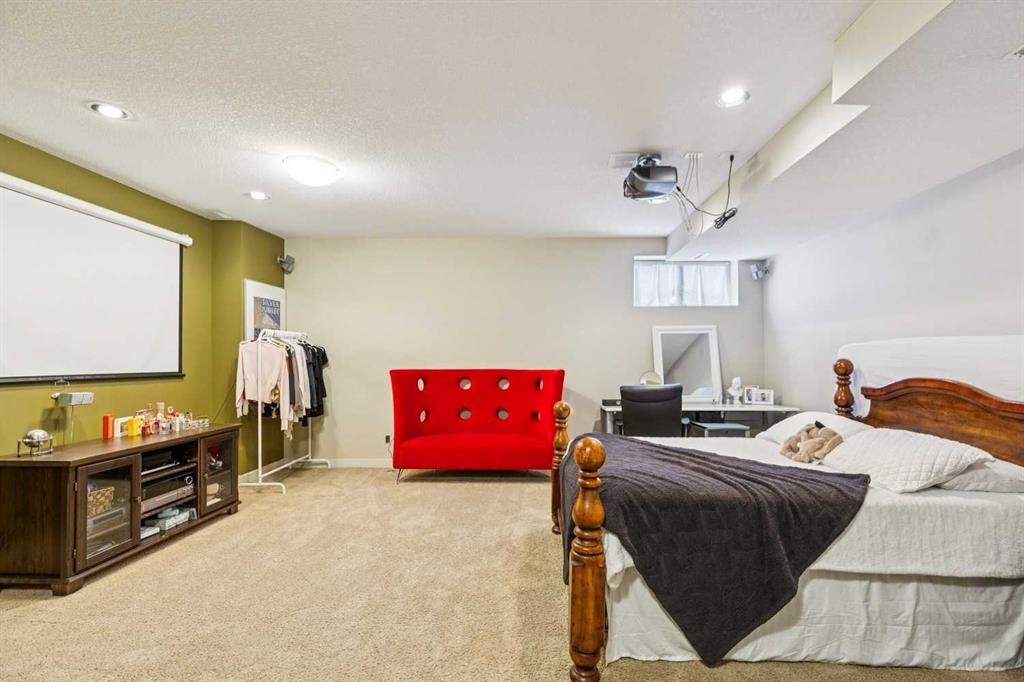446 18 Avenue Ne, Calgary, AB - Indoor Photo Showing Bedroom