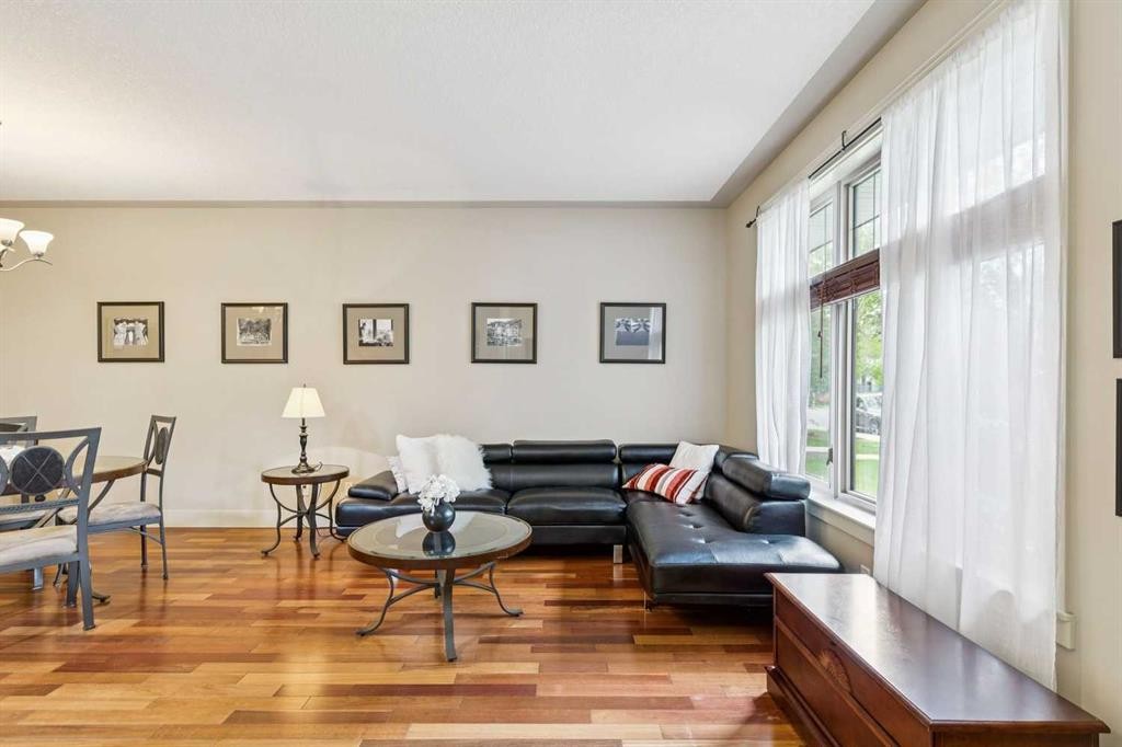 446 18 Avenue Ne, Calgary, AB - Indoor Photo Showing Living Room