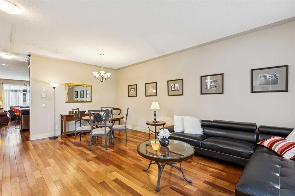 446 18 Avenue Ne, Calgary, AB - Indoor Photo Showing Living Room
