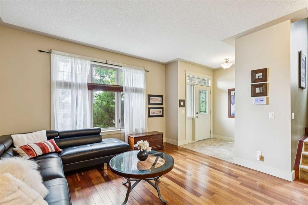 446 18 Avenue Ne, Calgary, AB - Indoor Photo Showing Living Room