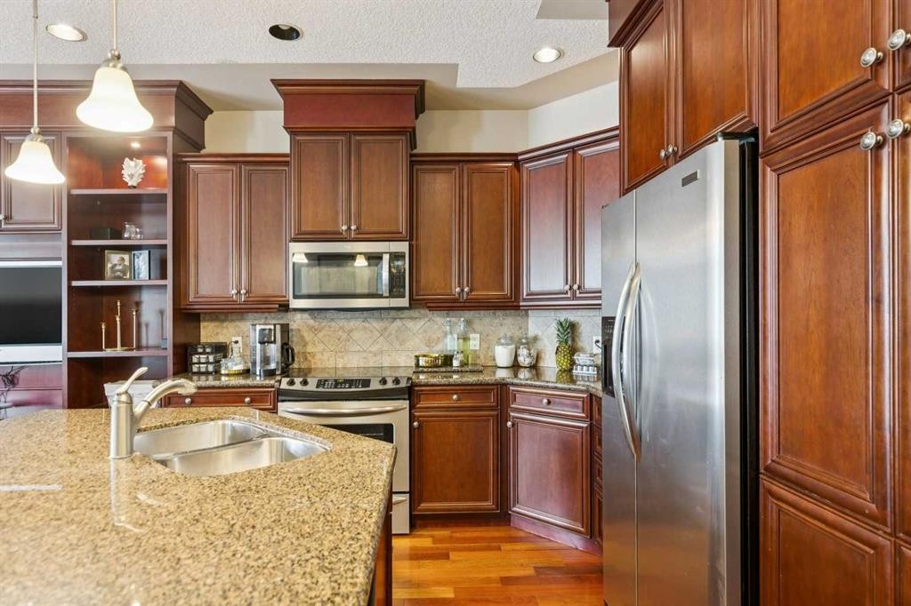 446 18 Avenue Ne, Calgary, AB - Indoor Photo Showing Kitchen With Double Sink