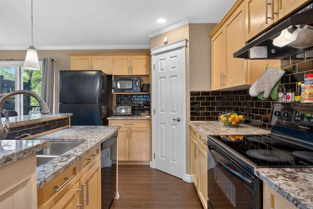 22 Panatella Park Nw, Calgary, AB - Indoor Photo Showing Kitchen