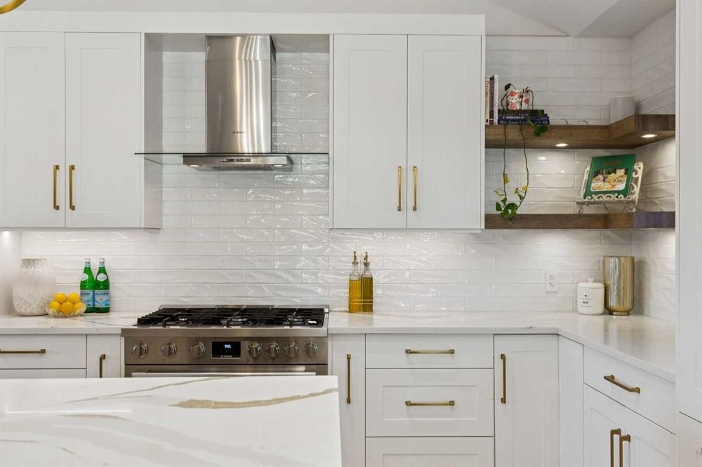 16 Calandar Road Nw, Calgary, AB - Indoor Photo Showing Kitchen With Upgraded Kitchen