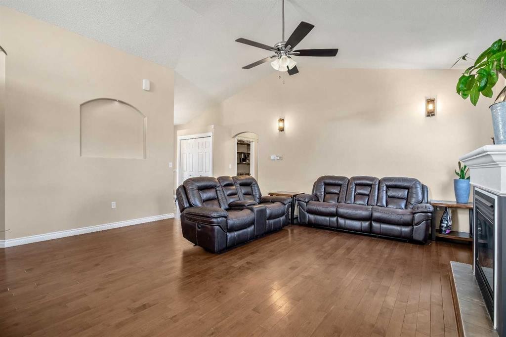 336 Butte Place, Stavely, AB - Indoor Photo Showing Living Room