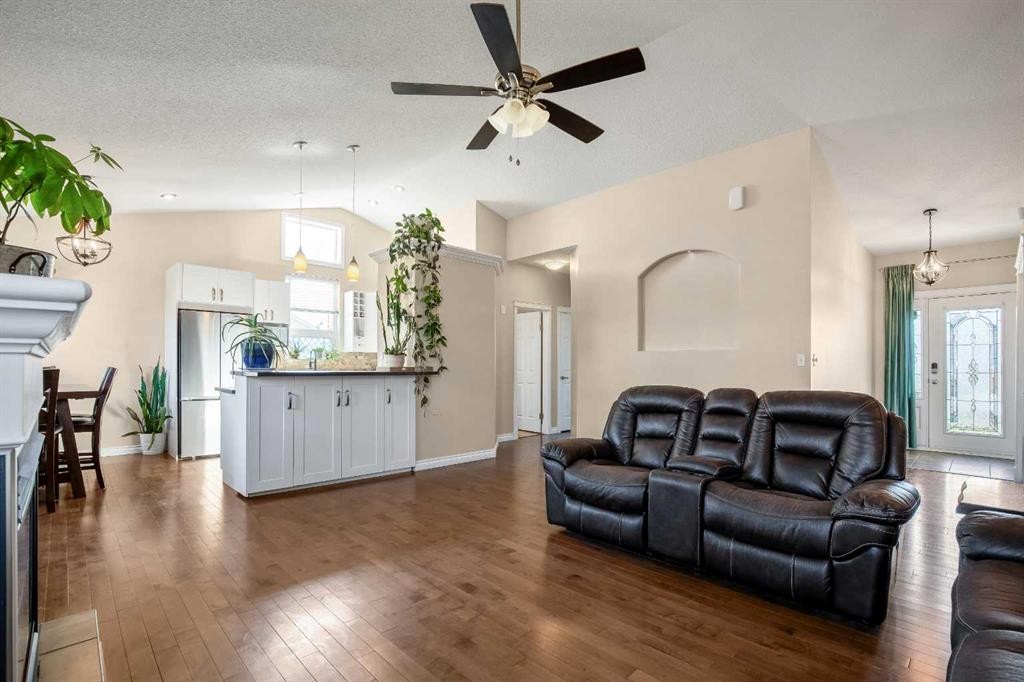 336 Butte Place, Stavely, AB - Indoor Photo Showing Living Room