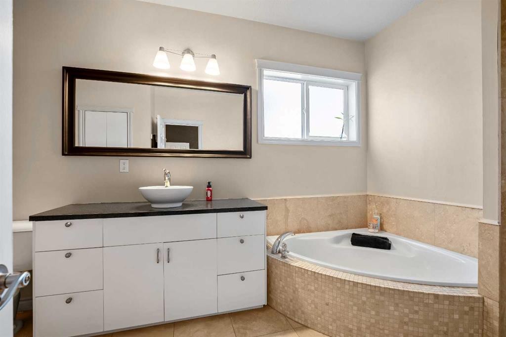 336 Butte Place, Stavely, AB - Indoor Photo Showing Bathroom