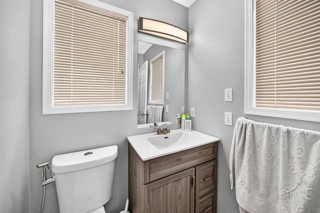 205 Hidden Hills Place Nw, Calgary, AB - Indoor Photo Showing Bathroom