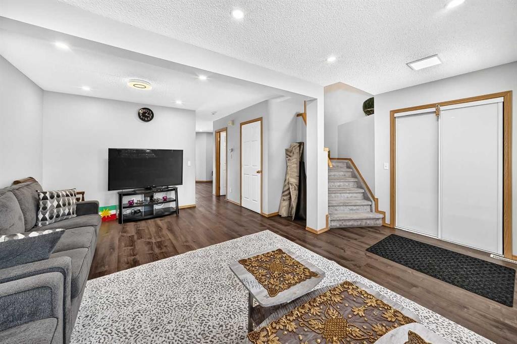 205 Hidden Hills Place Nw, Calgary, AB - Indoor