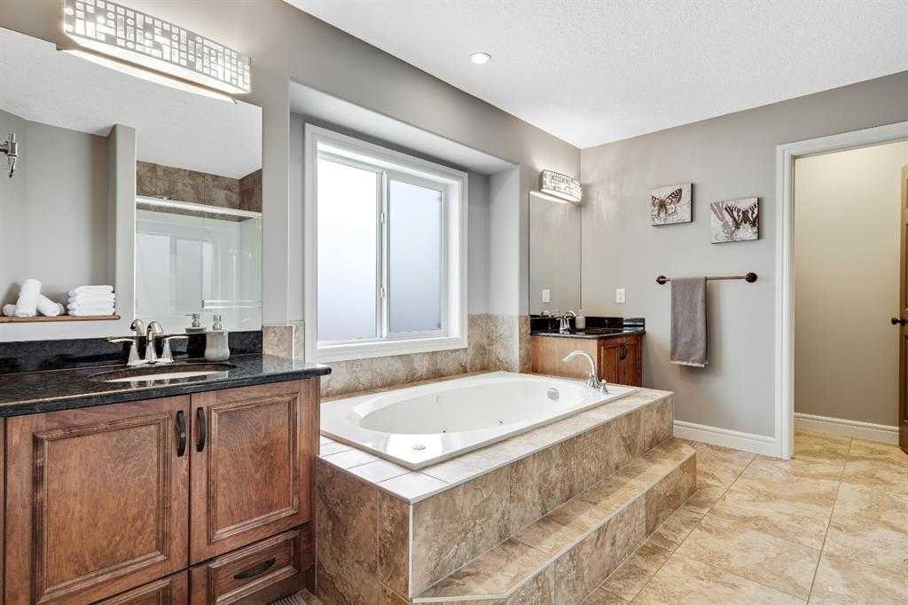 62 Copperleaf Terrace Se, Calgary, AB - Indoor Photo Showing Bathroom