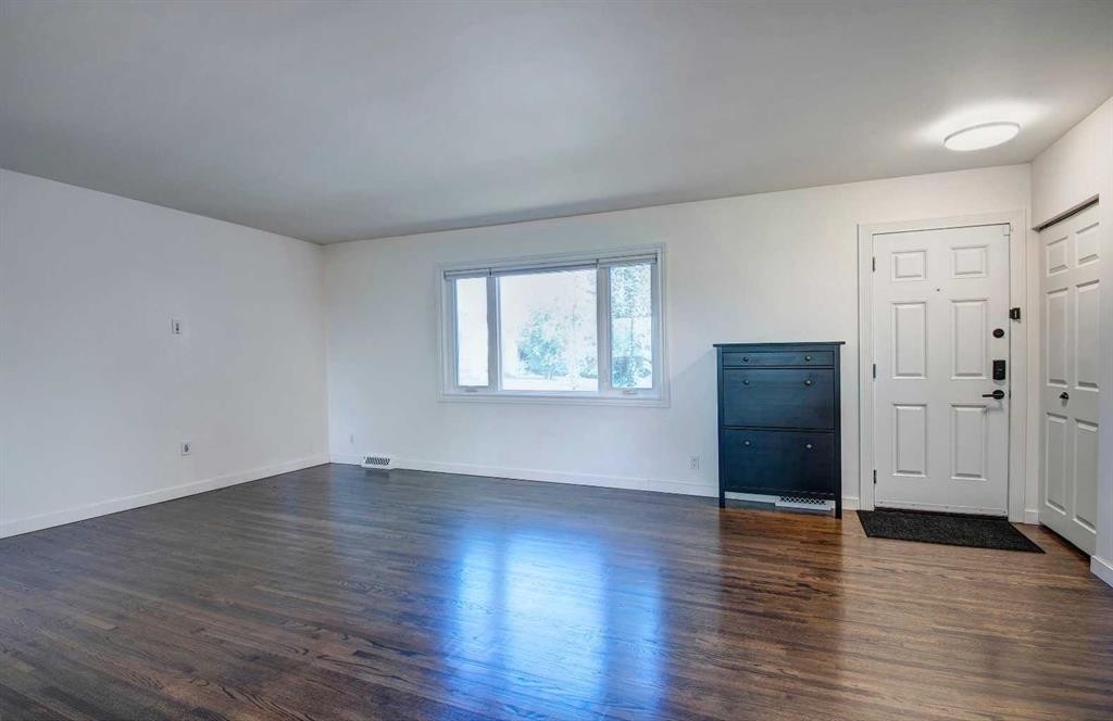 4319 Greenview Drive Ne, Calgary, AB - Indoor Photo Showing Other Room
