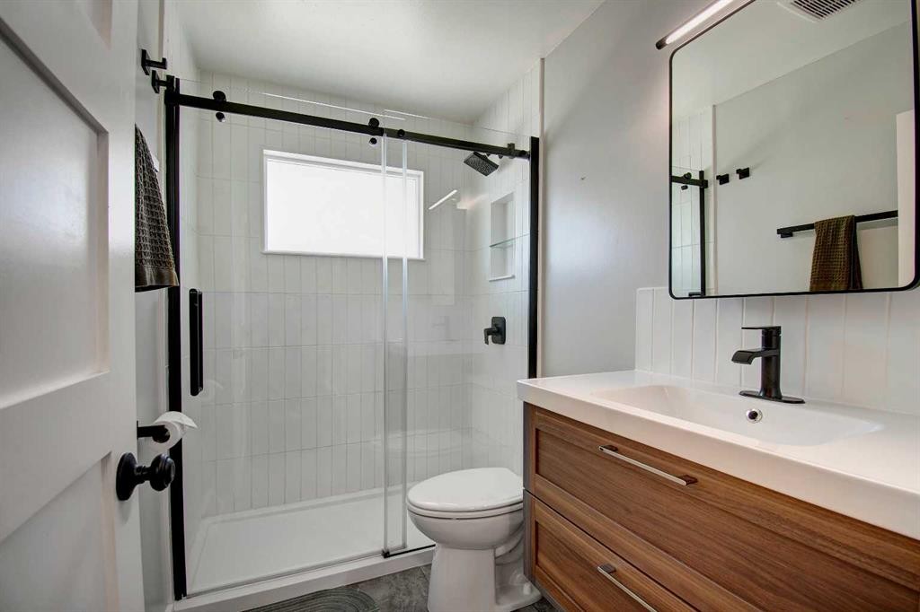 4319 Greenview Drive Ne, Calgary, AB - Indoor Photo Showing Bathroom