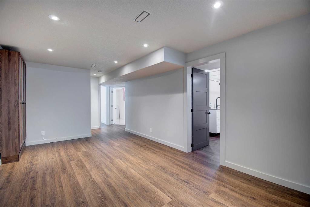4319 Greenview Drive Ne, Calgary, AB - Indoor Photo Showing Other Room