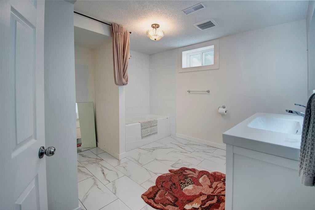 4319 Greenview Drive Ne, Calgary, AB - Indoor Photo Showing Bathroom
