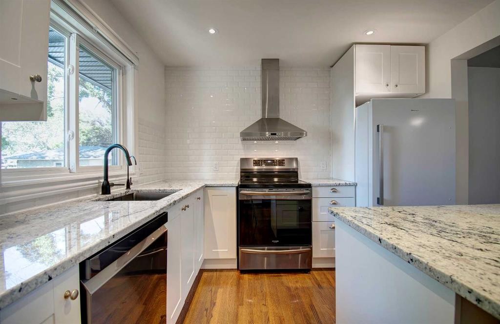 4319 Greenview Drive Ne, Calgary, AB - Indoor Photo Showing Kitchen With Upgraded Kitchen