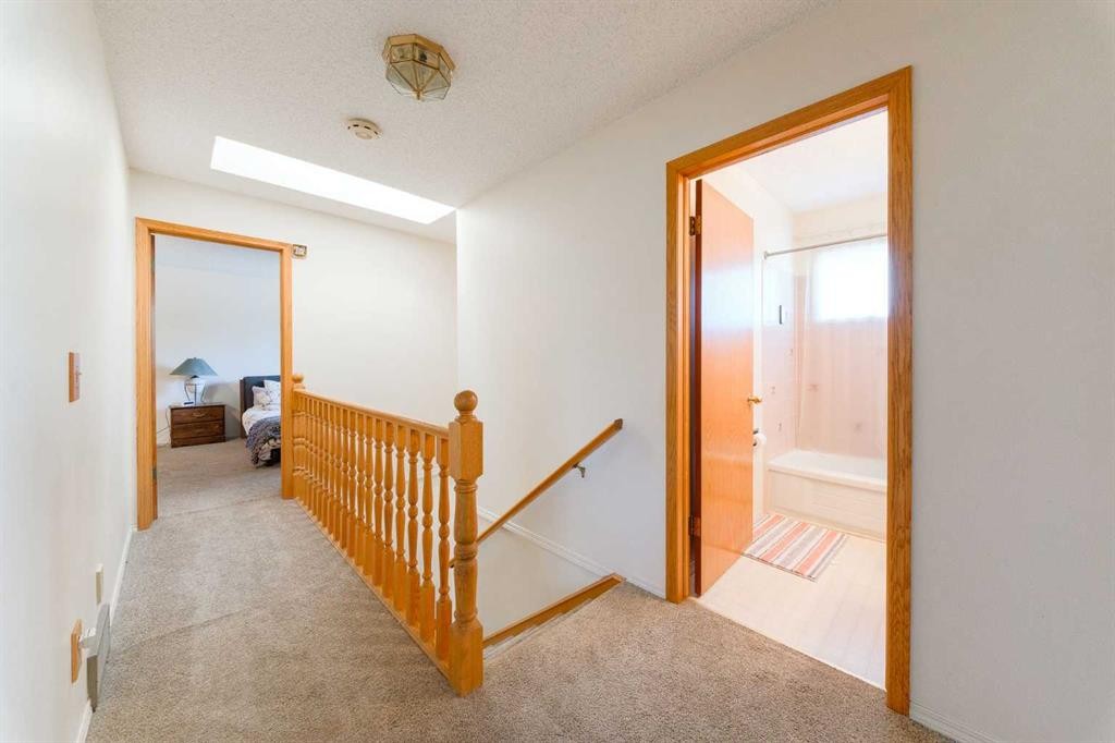 84 Shannon Way Sw, Calgary, AB