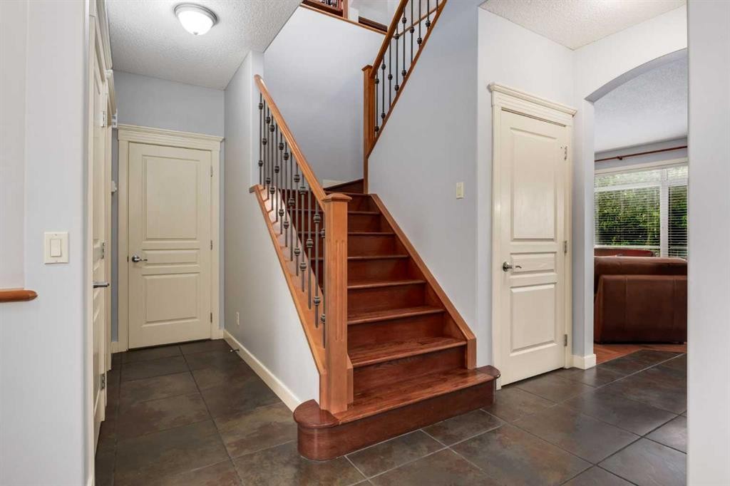 77 Royal Highland Road Nw, Calgary, AB