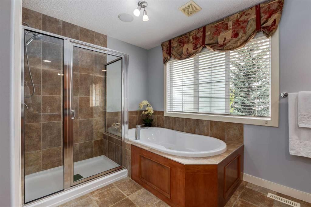 77 Royal Highland Road Nw, Calgary, AB