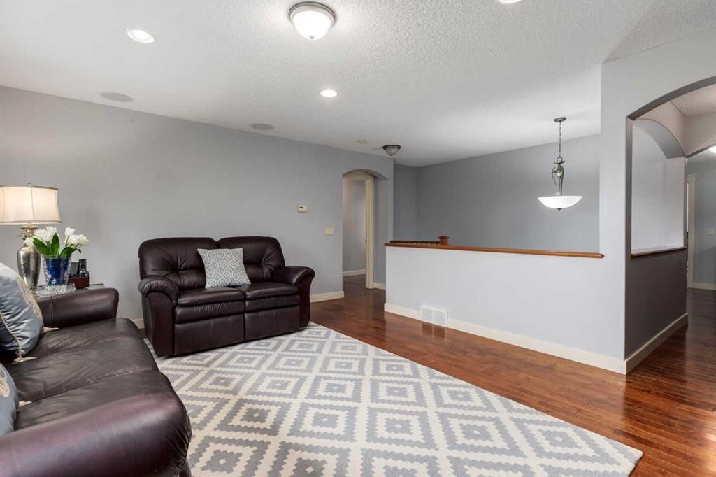 77 Royal Highland Road Nw, Calgary, AB