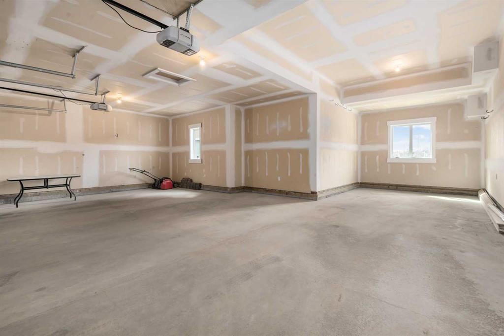 45 Rockcliff Heights Nw, Calgary, AB - Indoor Photo Showing Garage