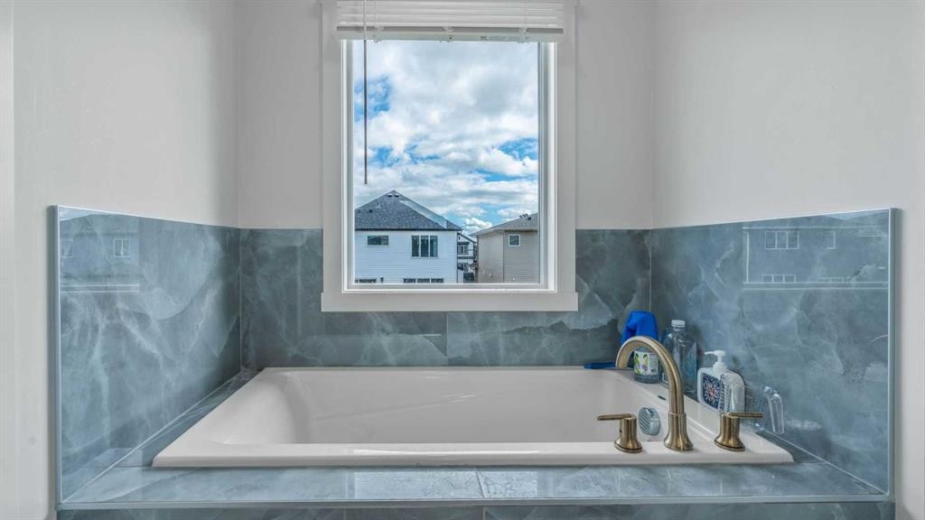 18 Clearwater Lane, Chestermere, AB