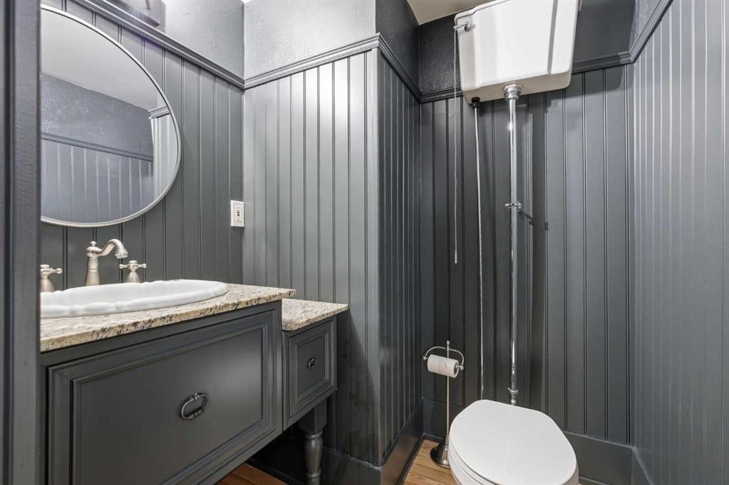 615 Crescent Boulevard Sw, Calgary, AB - Indoor Photo Showing Bathroom