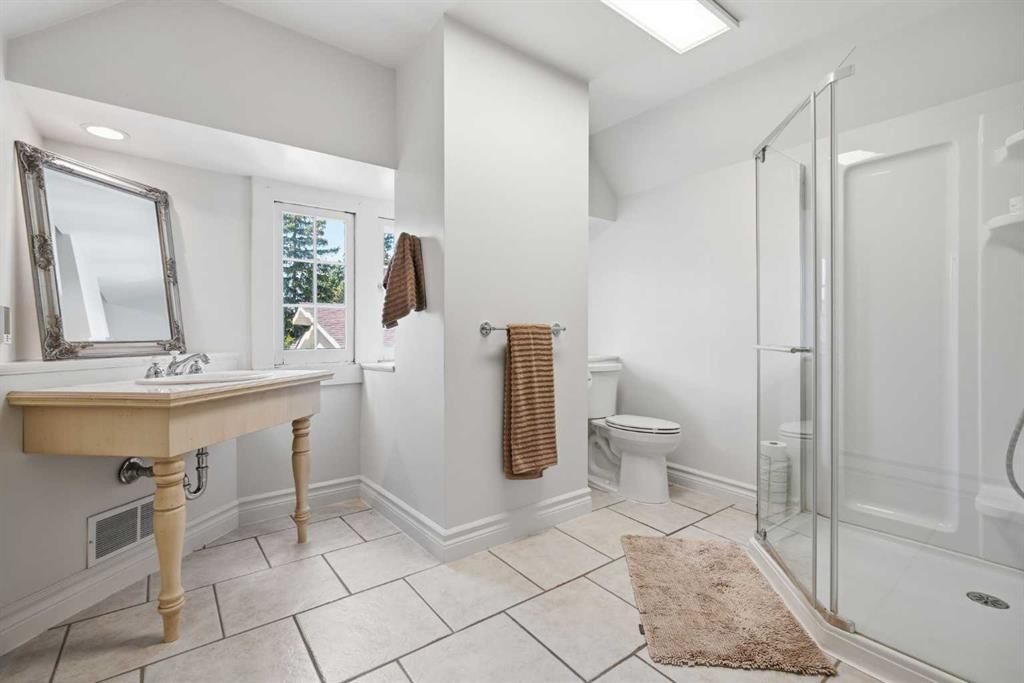615 Crescent Boulevard Sw, Calgary, AB - Indoor Photo Showing Bathroom