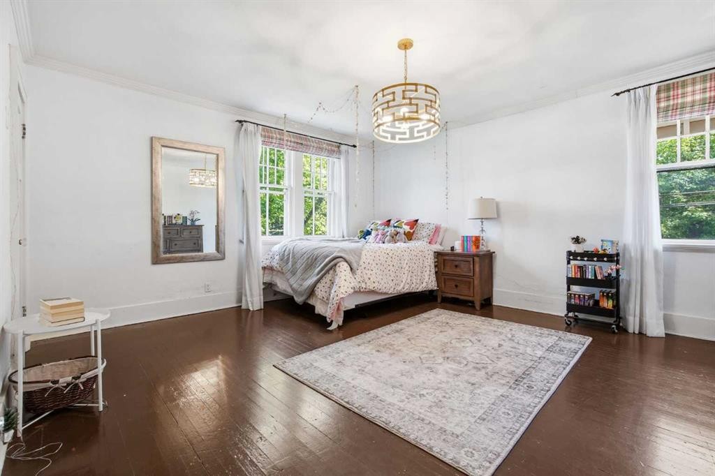 615 Crescent Boulevard Sw, Calgary, AB - Indoor Photo Showing Bedroom