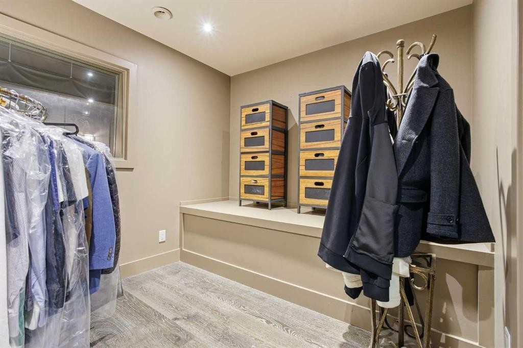 615 Crescent Boulevard Sw, Calgary, AB - Indoor With Storage