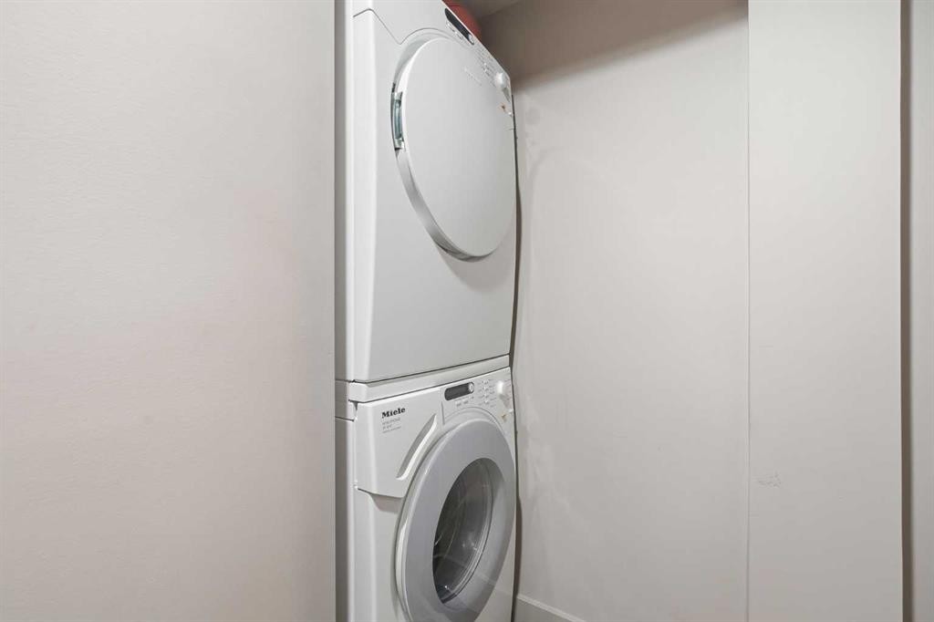615 Crescent Boulevard Sw, Calgary, AB - Indoor Photo Showing Laundry Room