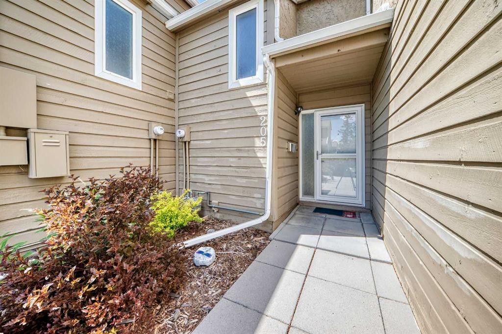 205-829 Coach Bluff Crescent Sw, Calgary, AB